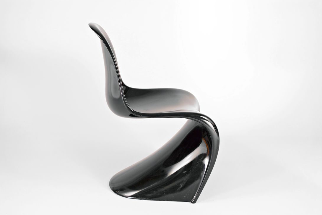 Foto Pitch Black Panton Chair, 1st Generation Polyurethane, 1967