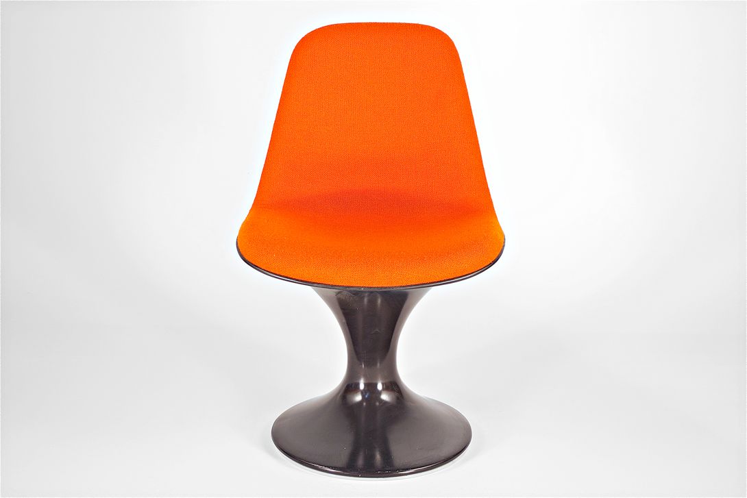 Foto Orange-Red Nelson Orbit Side Chair with Black Shell on Tulip Base