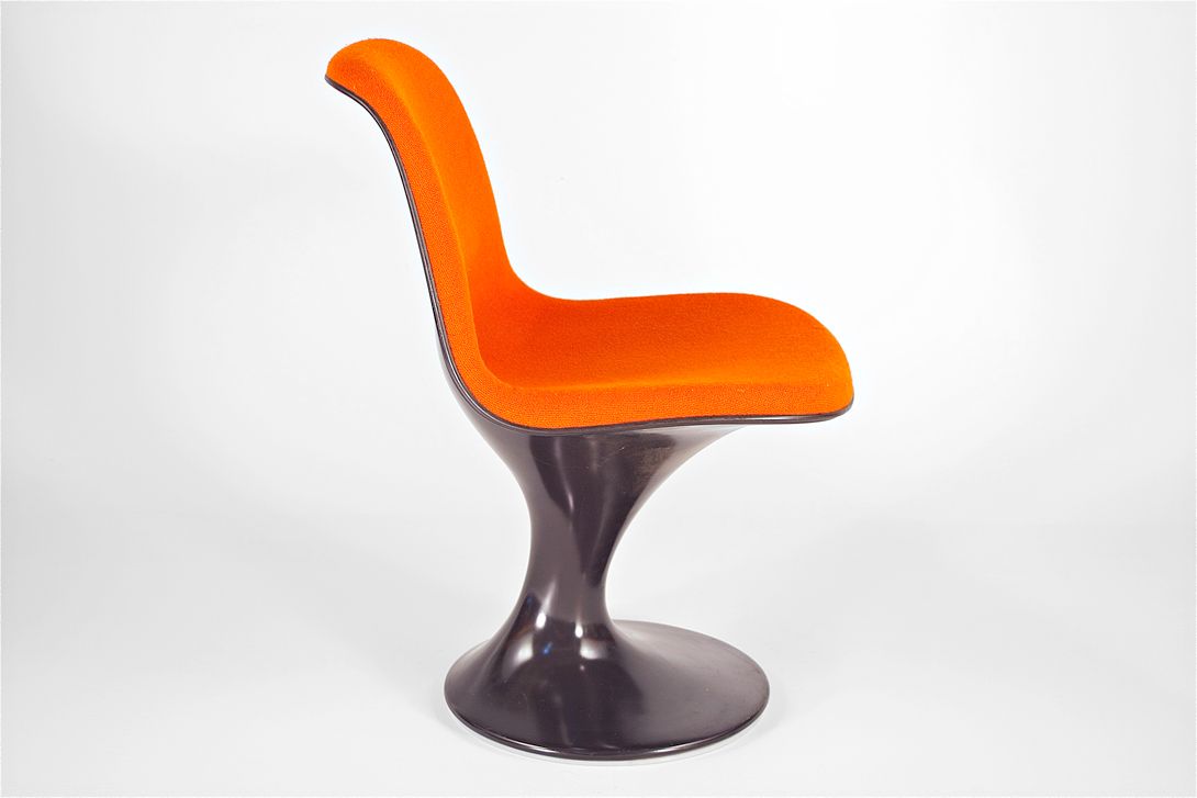 Foto Orange-Red Nelson Orbit Side Chair with Black Shell on Tulip Base
