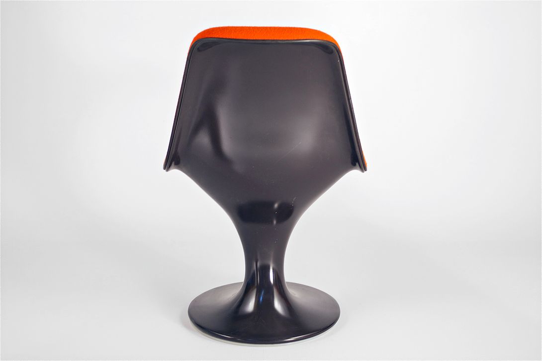 Foto Orange-Red Nelson Orbit Side Chair with Black Shell on Tulip Base