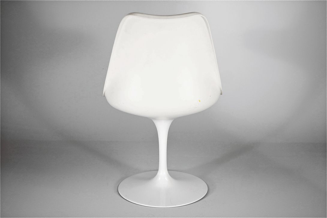 Foto White Saarinen Tulip Chair