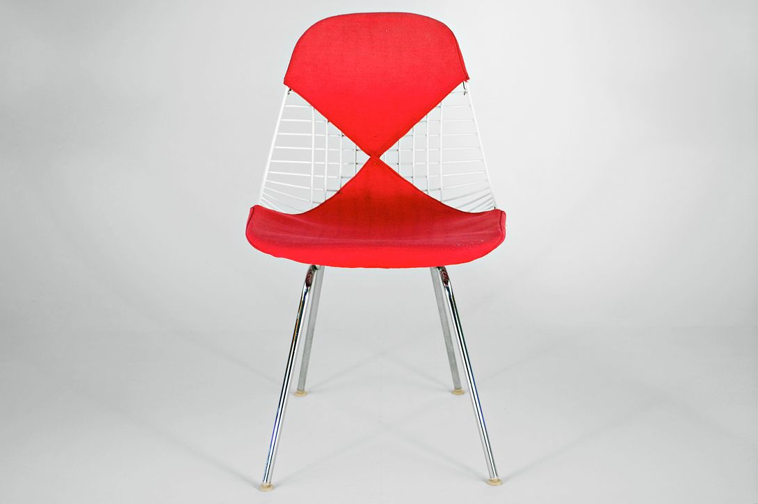 Foto White Eames Wire Bikini Chair with Magenta Fabric Upholstery on H-Base