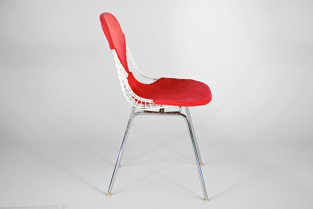 Foto White Eames Wire Bikini Chair with Magenta Fabric Upholstery on H-Base