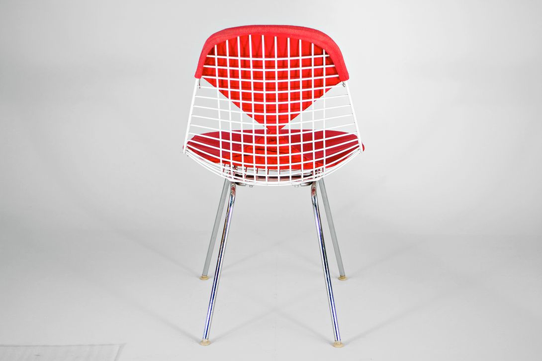 Foto White Eames Wire Bikini Chair with Magenta Fabric Upholstery on H-Base