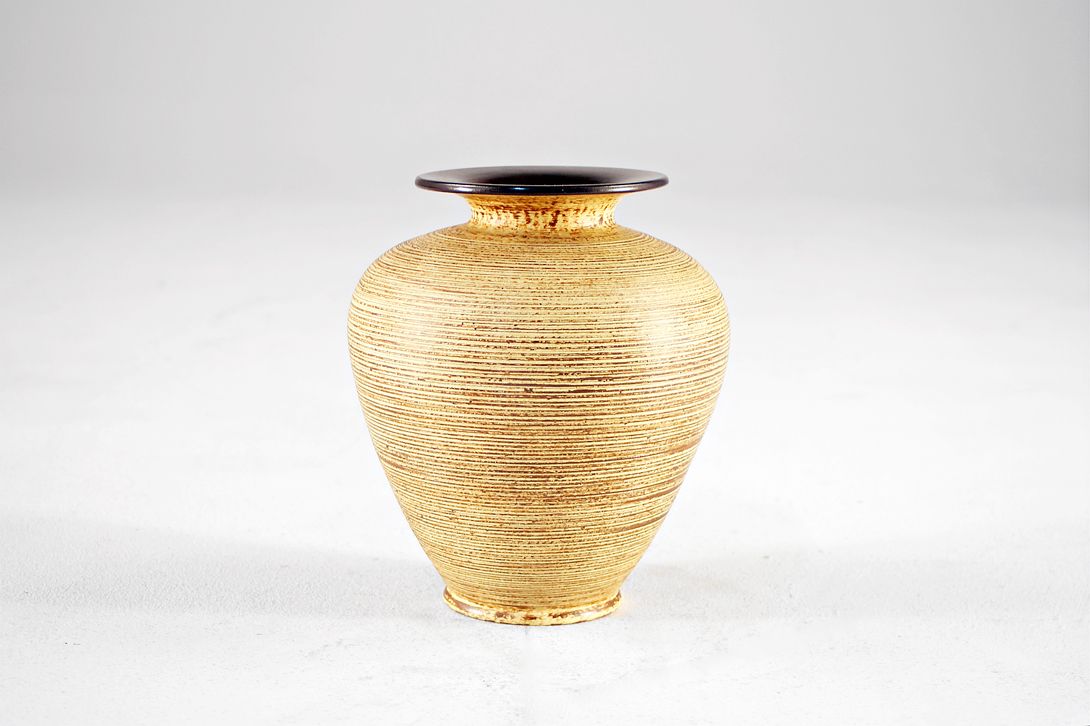 Foto Beige Bulbous Bauhaus Table Vase, Scratched Lines Around h20 C4