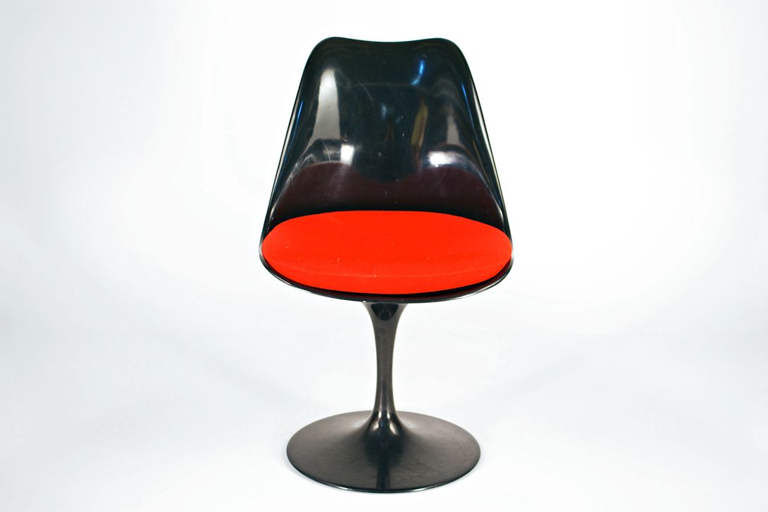 Foto Black Saarinen Tulip Chair with Red Cushion