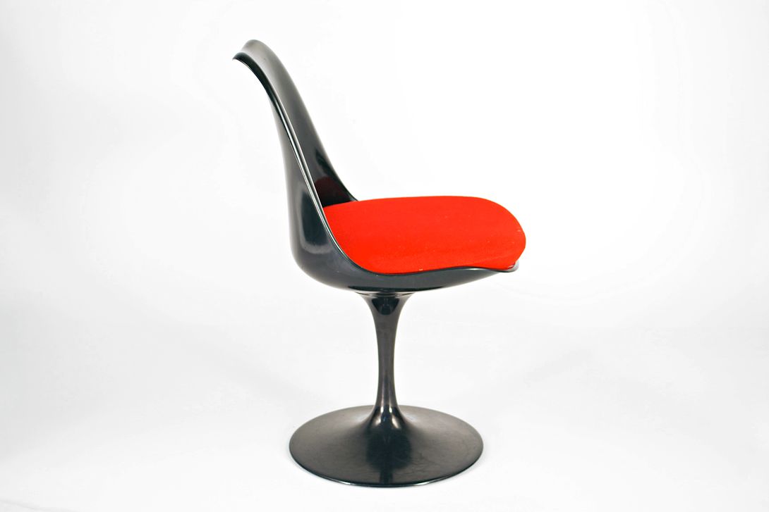 Foto Black Saarinen Tulip Chair with Red Cushion