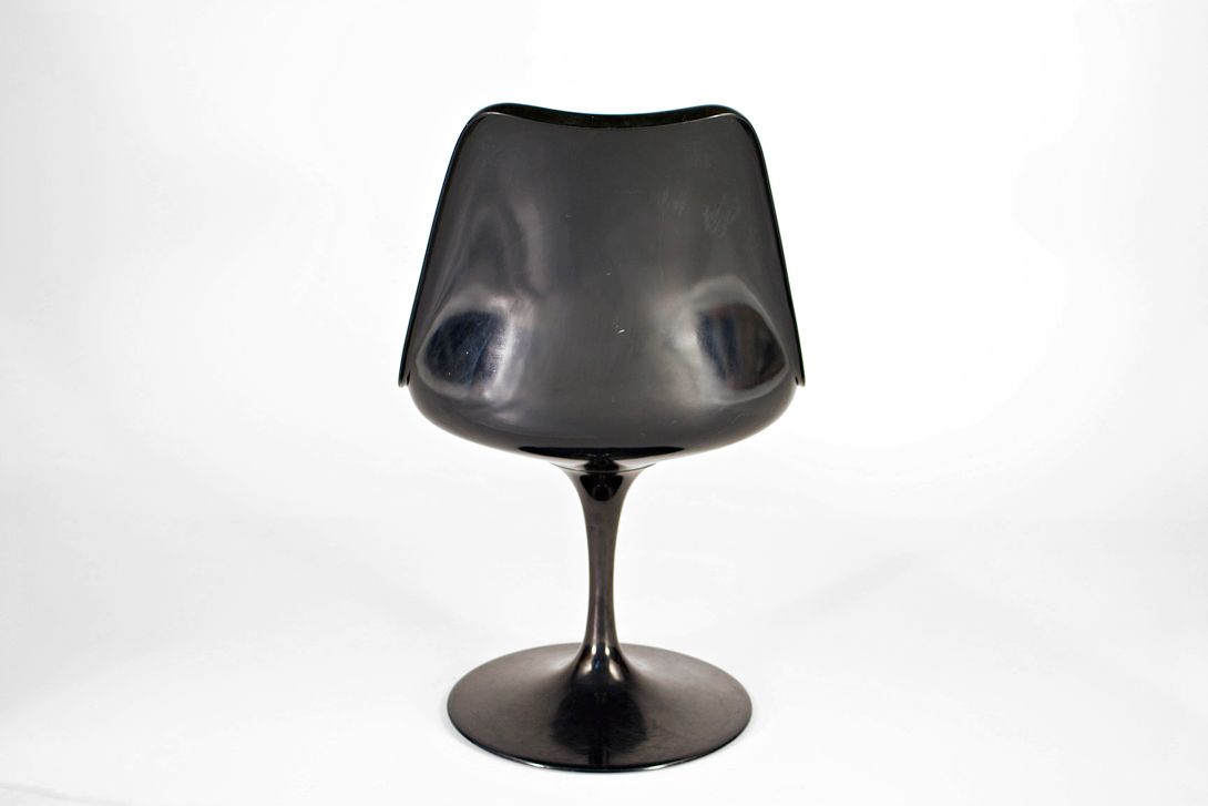 Foto Black Saarinen Tulip Chair with Red Cushion
