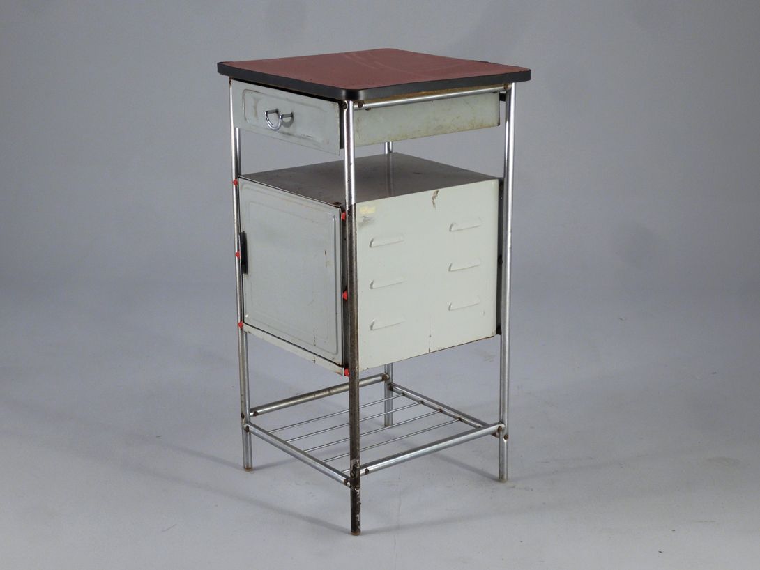 Foto Metal Hospital Bedside Table France 1955 h80x41x43