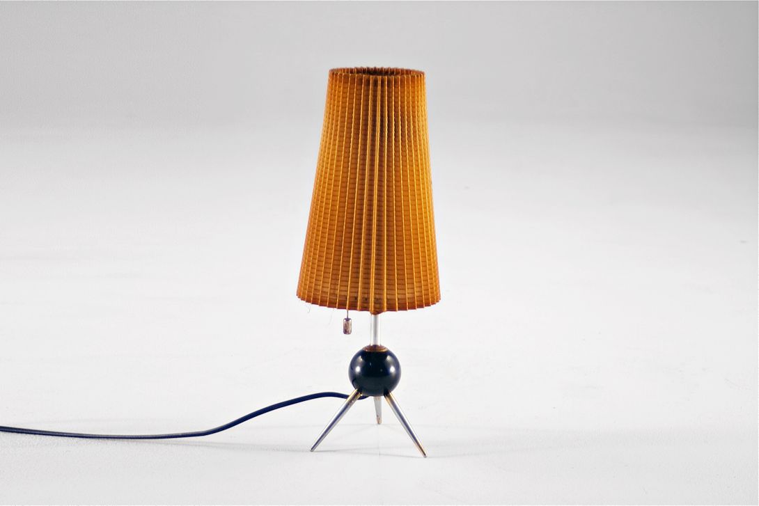 Foto Desk Lamp Tripod on Bakelite Ball with Plissé Shade 1950 h35