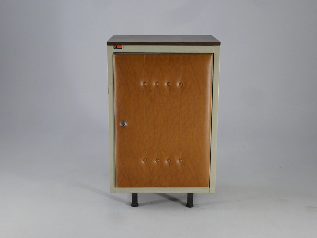 Foto Metal Cupboard Sky Leather Door USA 1953