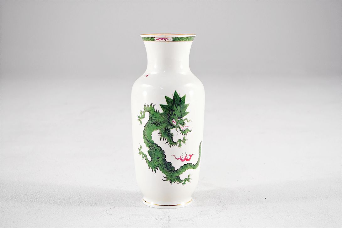Foto Porcelain Chinese Table Vase, Fire-Spitting Dragon