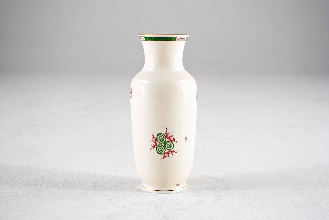 Foto Porcelain Chinese Table Vase, Fire-Spitting Dragon