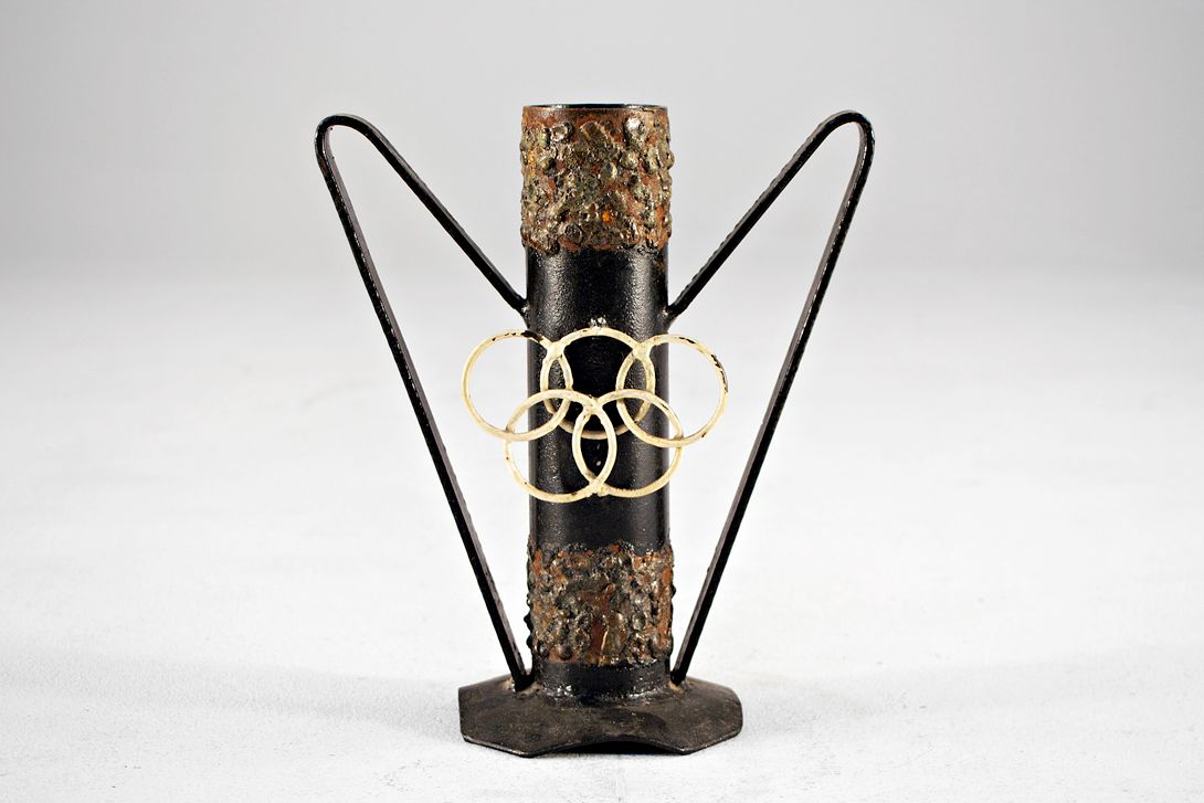 Foto Unique Olympia Style Metal Table Vase h26