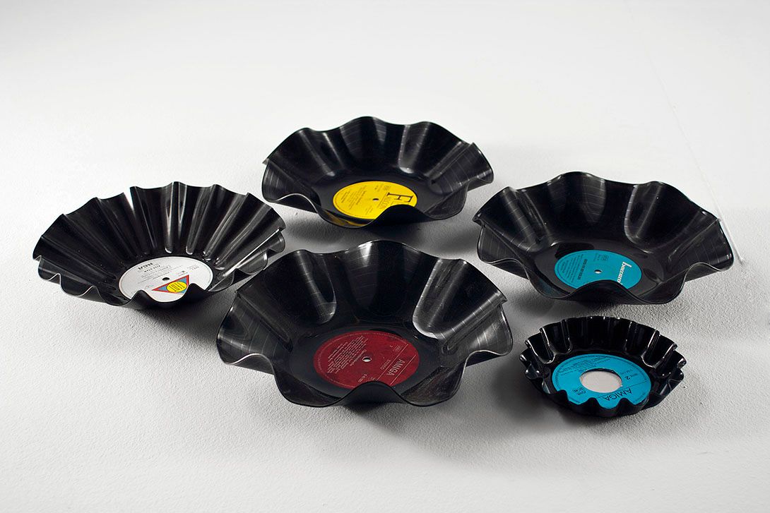 Foto Set of Acrylic Vinyl Bowls, Three LPs and One Single, Curly Shape