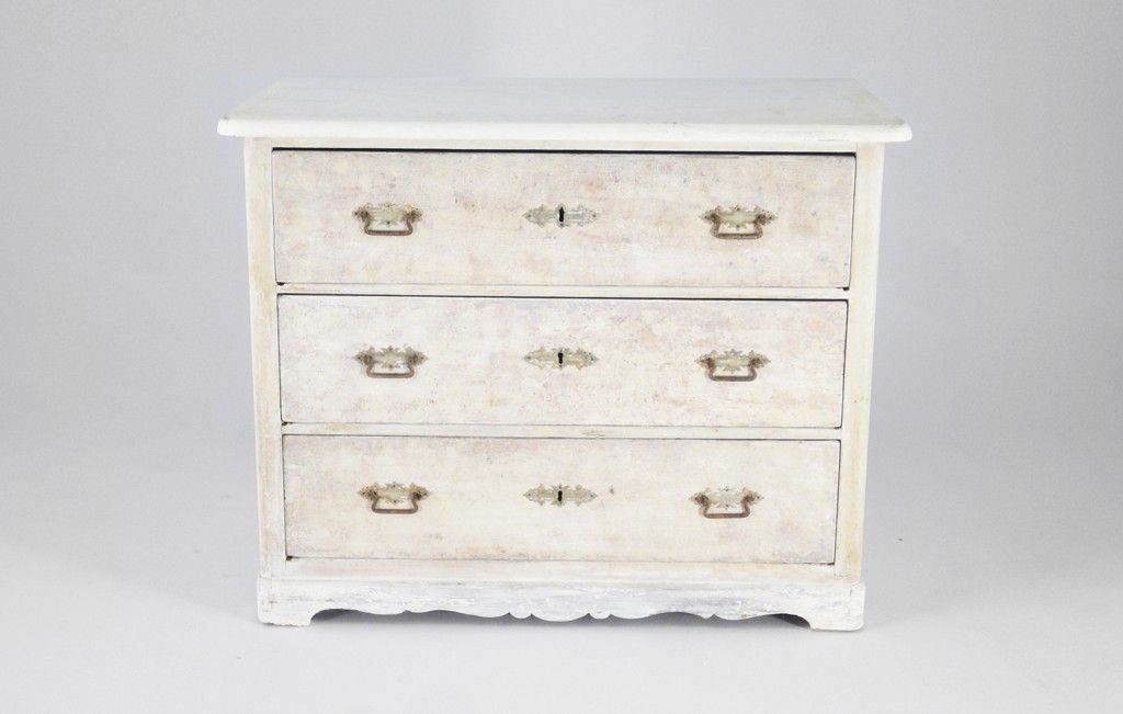 Foto Romantic White Covered Wilhelminian Sideboard