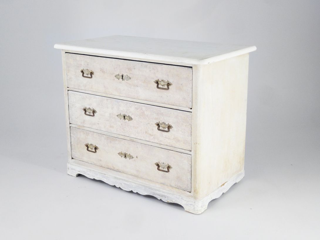 Foto Romantic White Covered Wilhelminian Sideboard