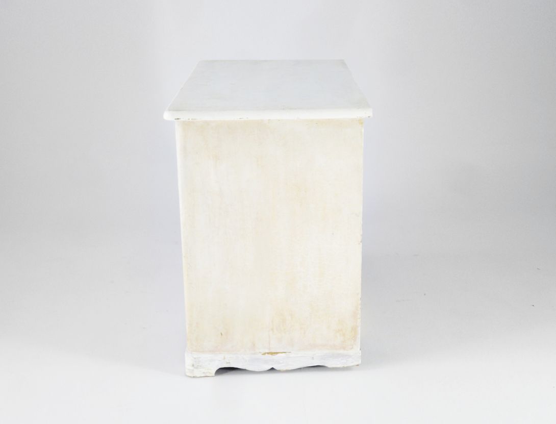 Foto Romantic White Covered Wilhelminian Sideboard
