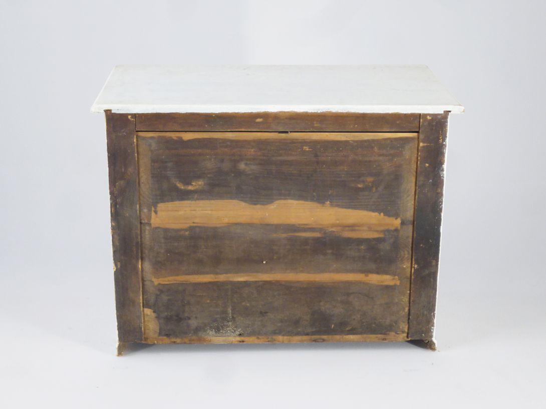Foto Romantic White Covered Wilhelminian Sideboard