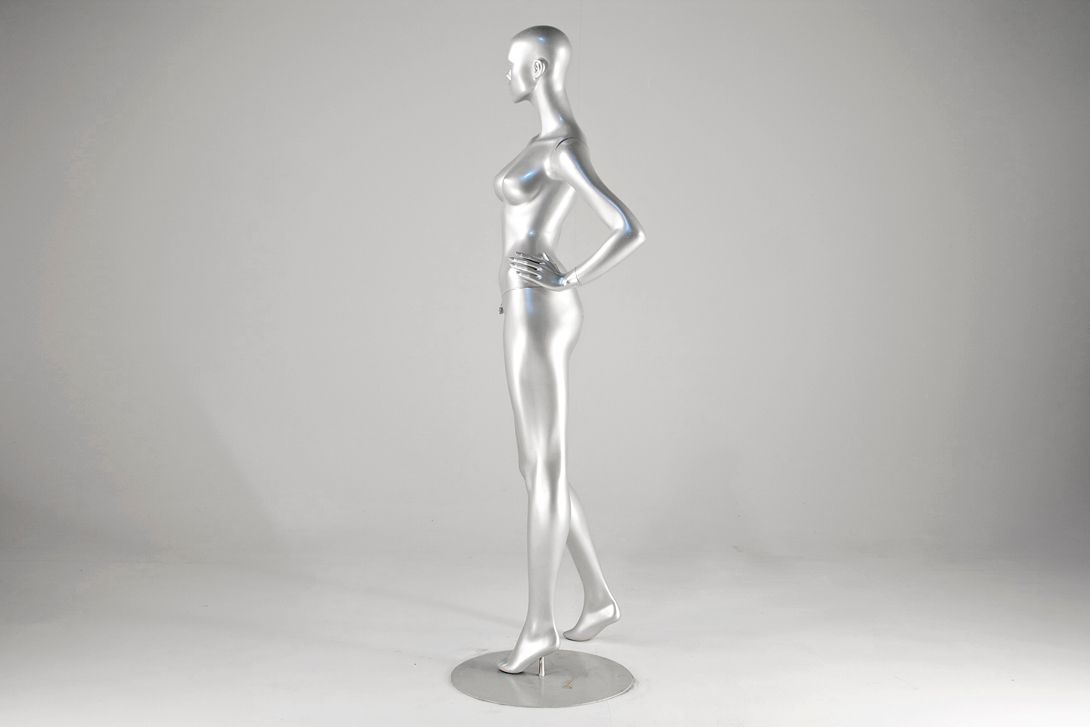 Foto Silver Female Mannequin with Head, Splayed Legs and Bowed Arm 1975