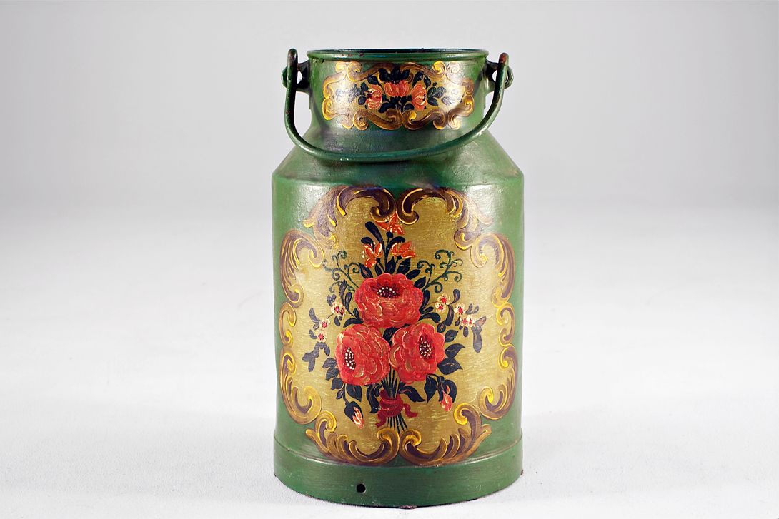 Foto Green Milk Chum with Raspberry Red Flower Decor h47