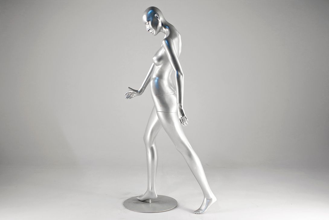 Foto Silver Female Mannequin with Head, Walking 1975