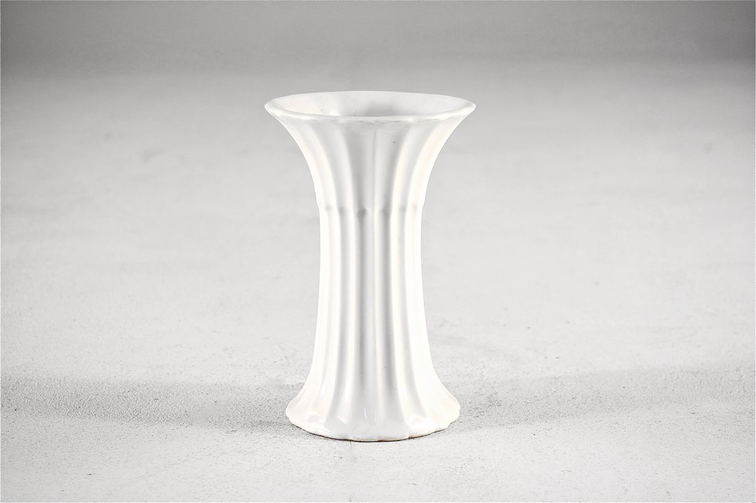 Foto Art Deco White Concave Table Vase, Ribbed