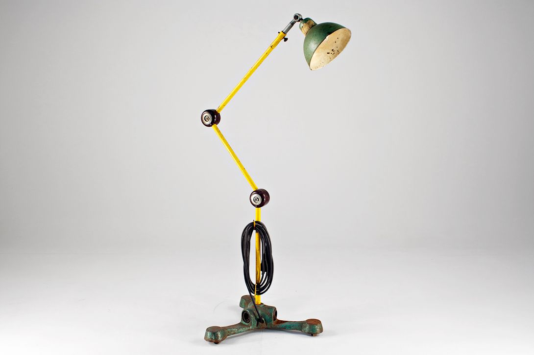 Foto Industrial Floor Lamp with Plugs as Workstation Rhineland 1955 h185 A2