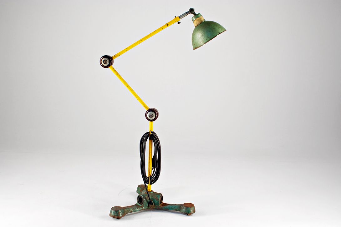 Foto Industrial Floor Lamp with Plugs as Workstation Rhineland 1955 h185 A2