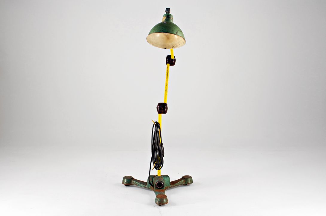 Foto Industrial Floor Lamp with Plugs as Workstation Rhineland 1955 h185 A2