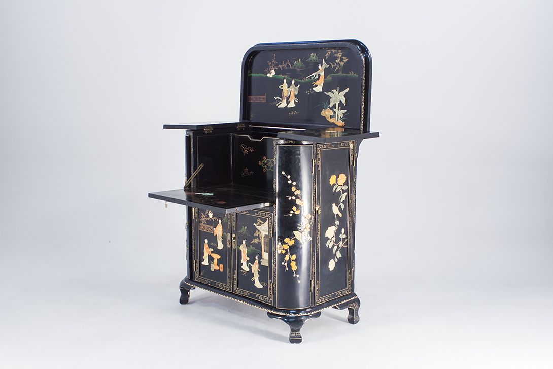 Foto Chinese Sideboard with Integrated Bar 1890