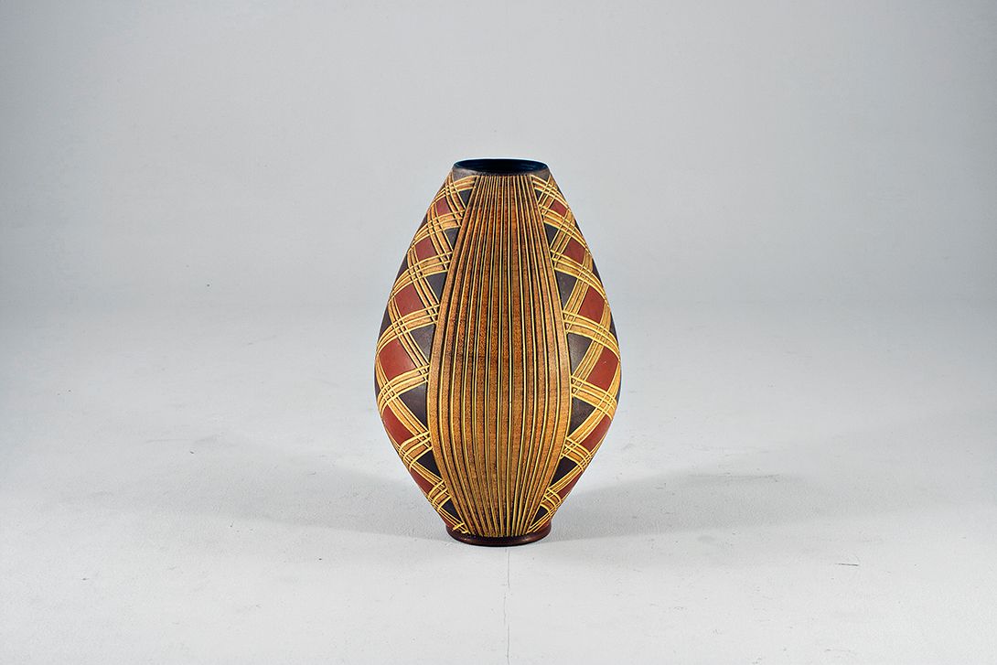 Foto Beautiful African Floor Vase, Laced-Up Style A7