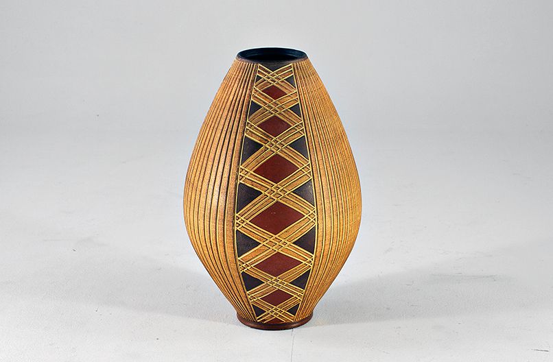 Foto Beautiful African Floor Vase, Laced-Up Style A7