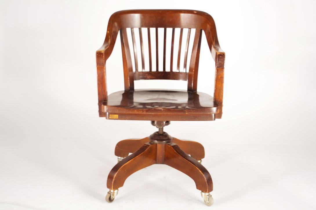 Foto American Wooden Office Chair with Swivel Base 1890