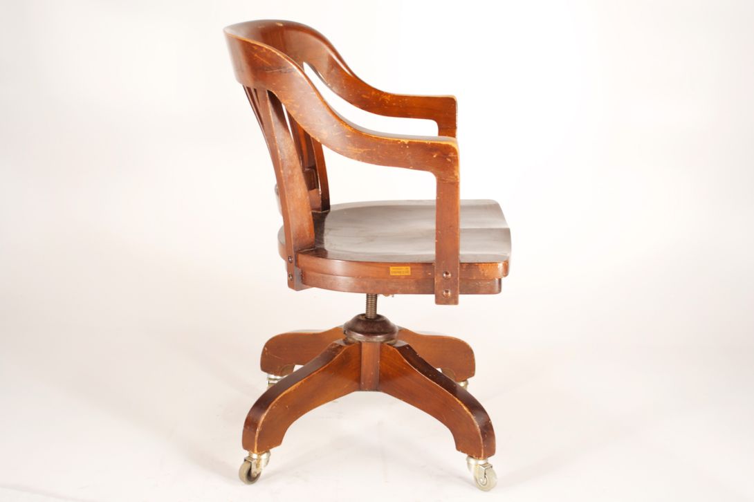 Foto American Wooden Office Chair with Swivel Base 1890