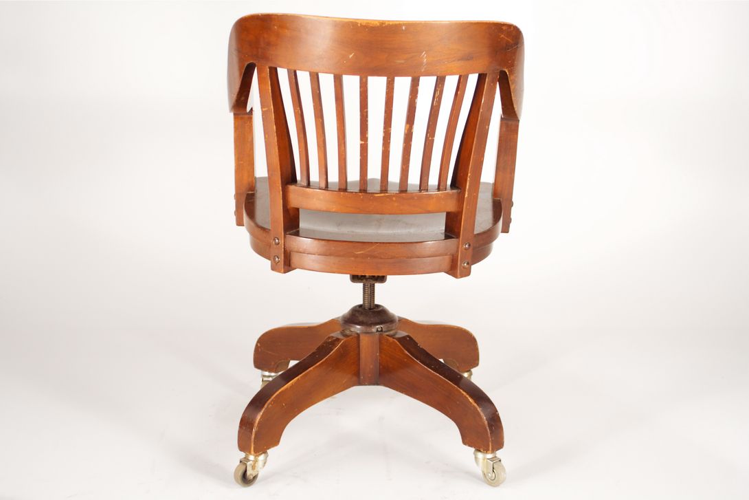 Foto American Wooden Office Chair with Swivel Base 1890