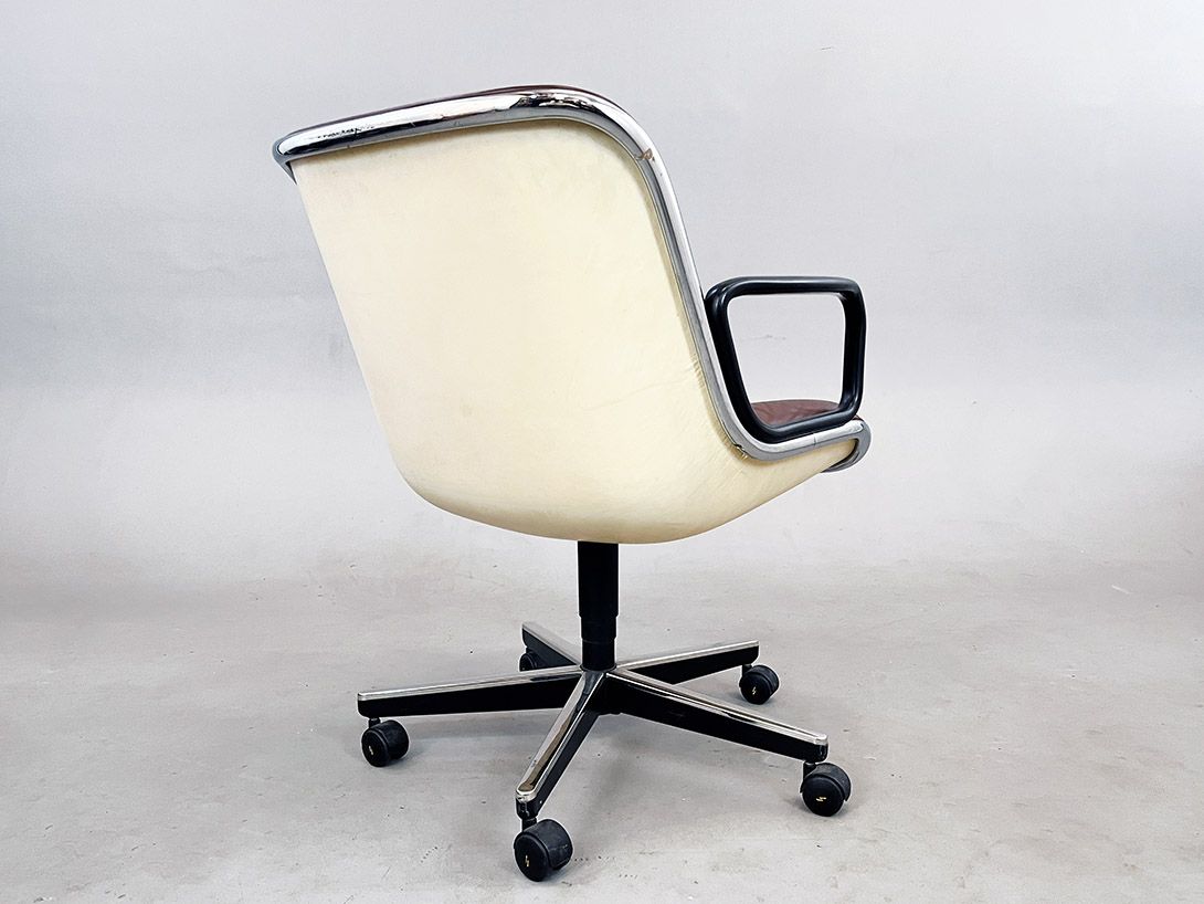 Foto Brown Leather Pollock Executive Chair with Cream-White Shell on Wheels