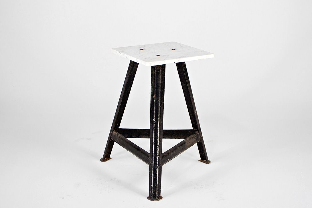 Foto Industrial Stool with Marble Surface 1935