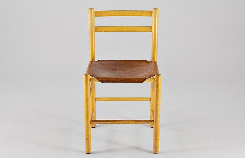 Foto Simple Wooden Chair With Leather Seat
