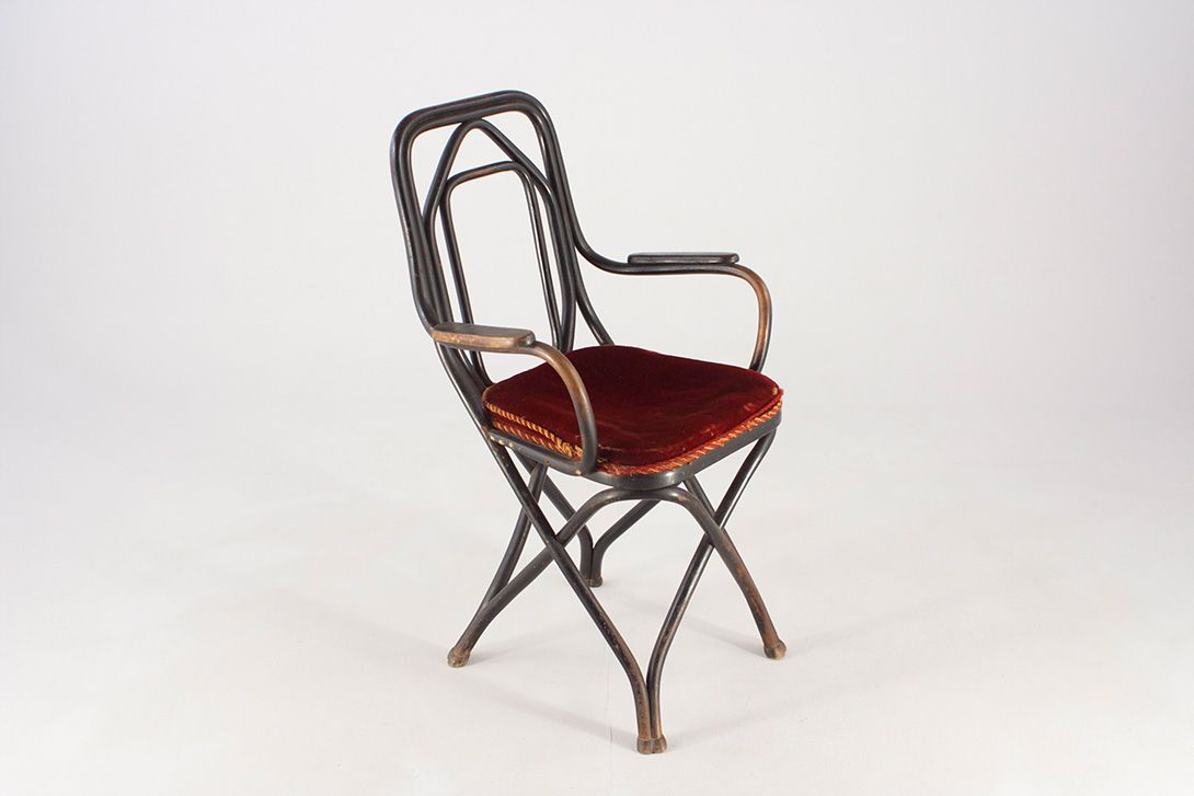 Foto Dark Thonet Bentwood Armchair with Red Velvet Upholstery