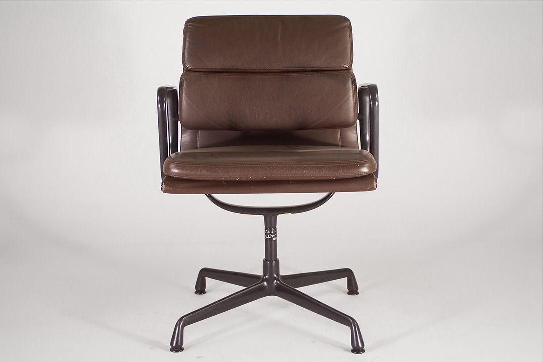 Foto Chocolate Brown Leather Eames Soft Pad Chair EA 207