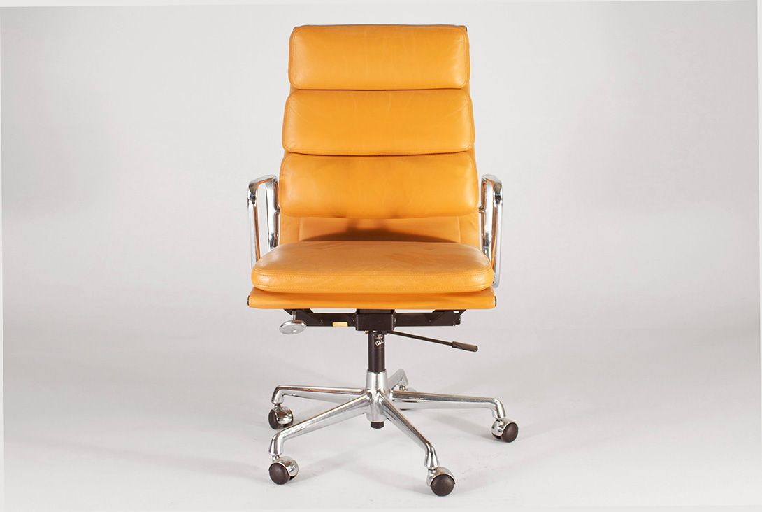 Foto Caramel Leather Eames Soft Pad Chair EA 219