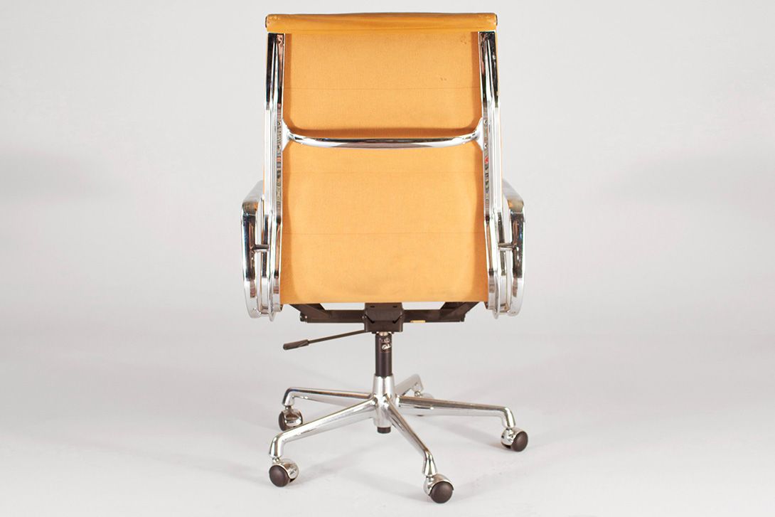 Foto Caramel Leather Eames Soft Pad Chair EA 219