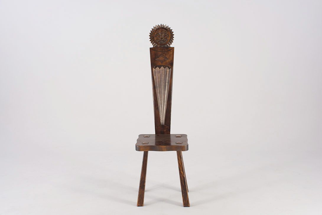 Foto Wooden Chair Carved Sun Backrest