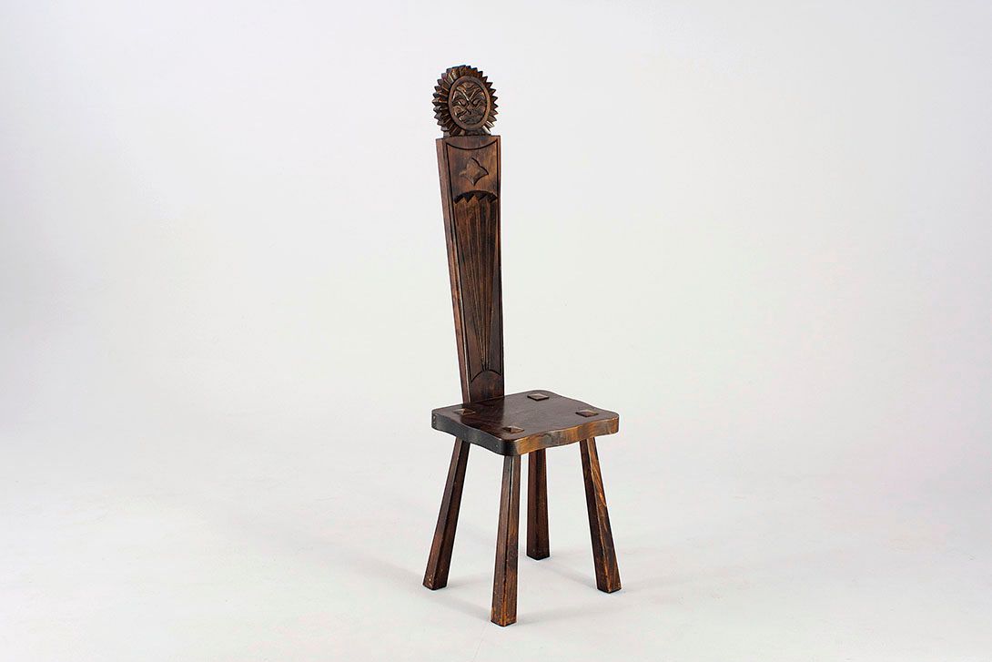 Foto Wooden Chair Carved Sun Backrest