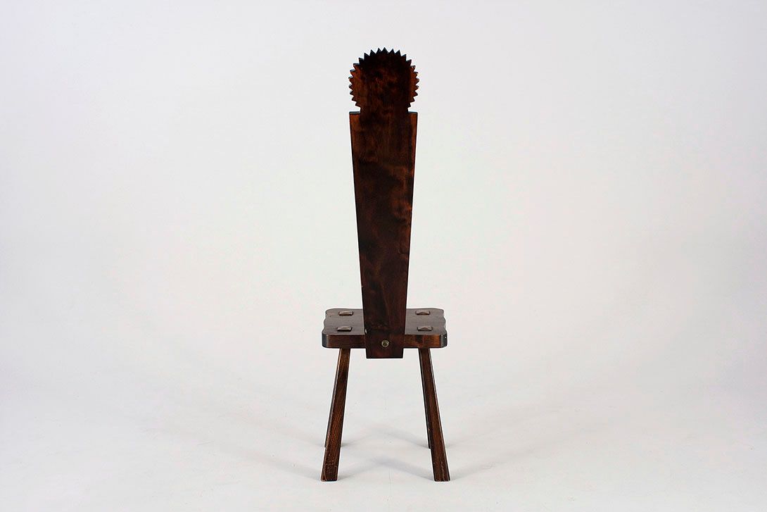 Foto Wooden Chair Carved Sun Backrest