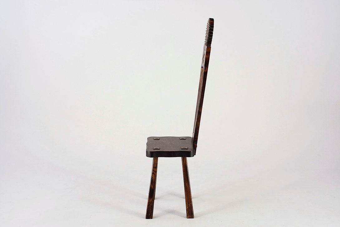Foto Wooden Chair Carved Sun Backrest