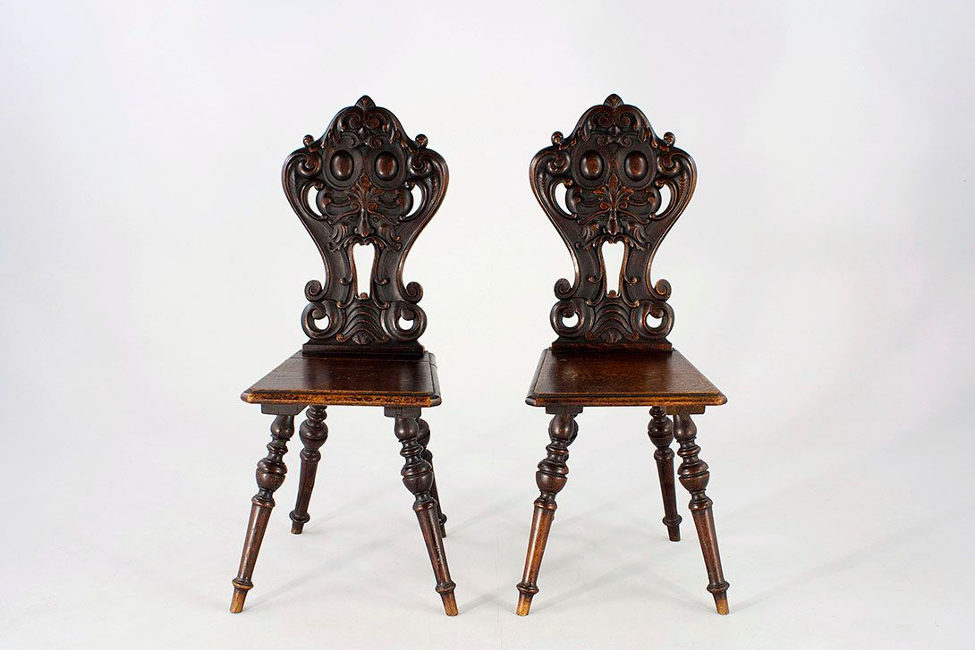Foto Beautiful Carved Spanish Wooden Chair