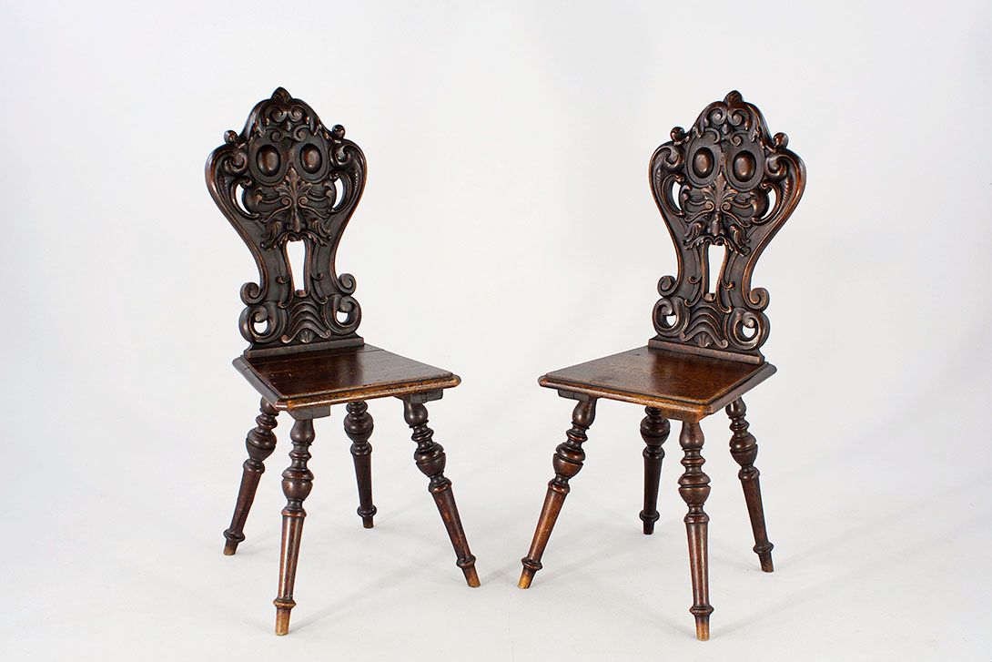 Foto Beautiful Carved Spanish Wooden Chair