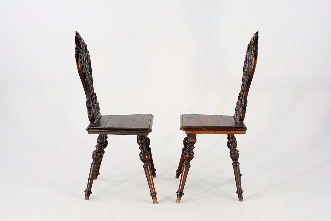 Foto Beautiful Carved Spanish Wooden Chair